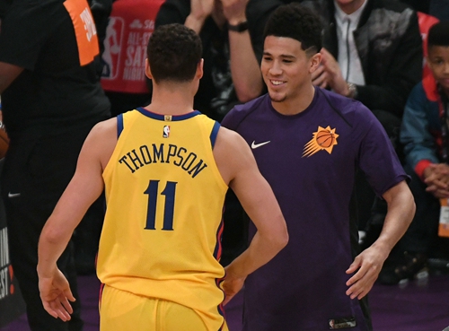 背后是他对 背后是他对